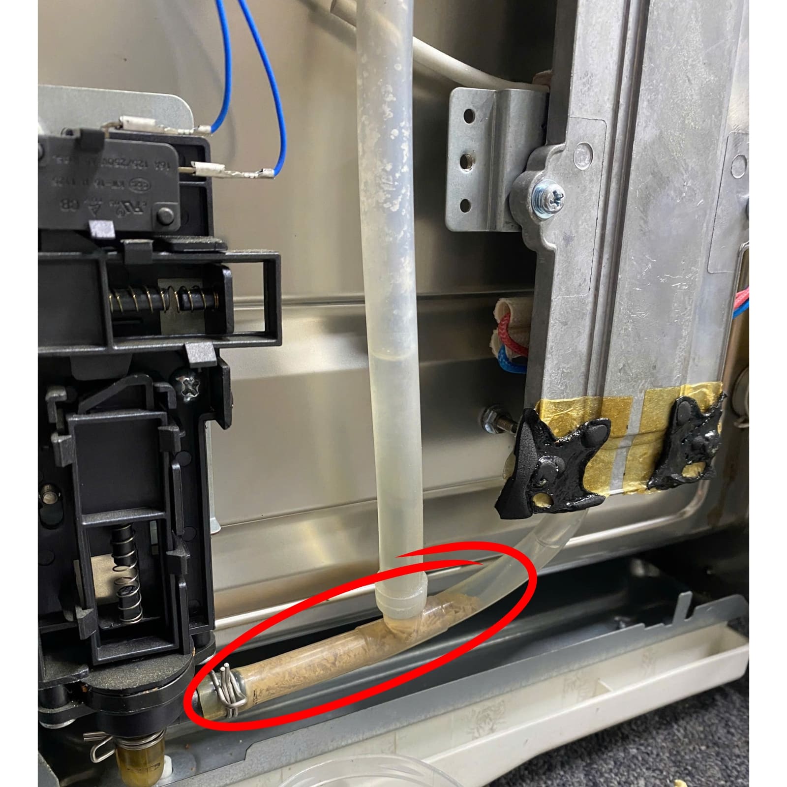 đường ống bơm nước nồi chiên hấp bị kẹt vì dính cặn